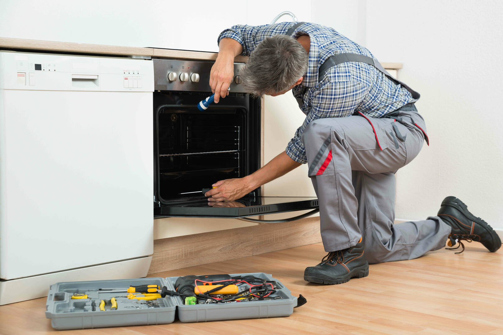 Appliance & Repair logo