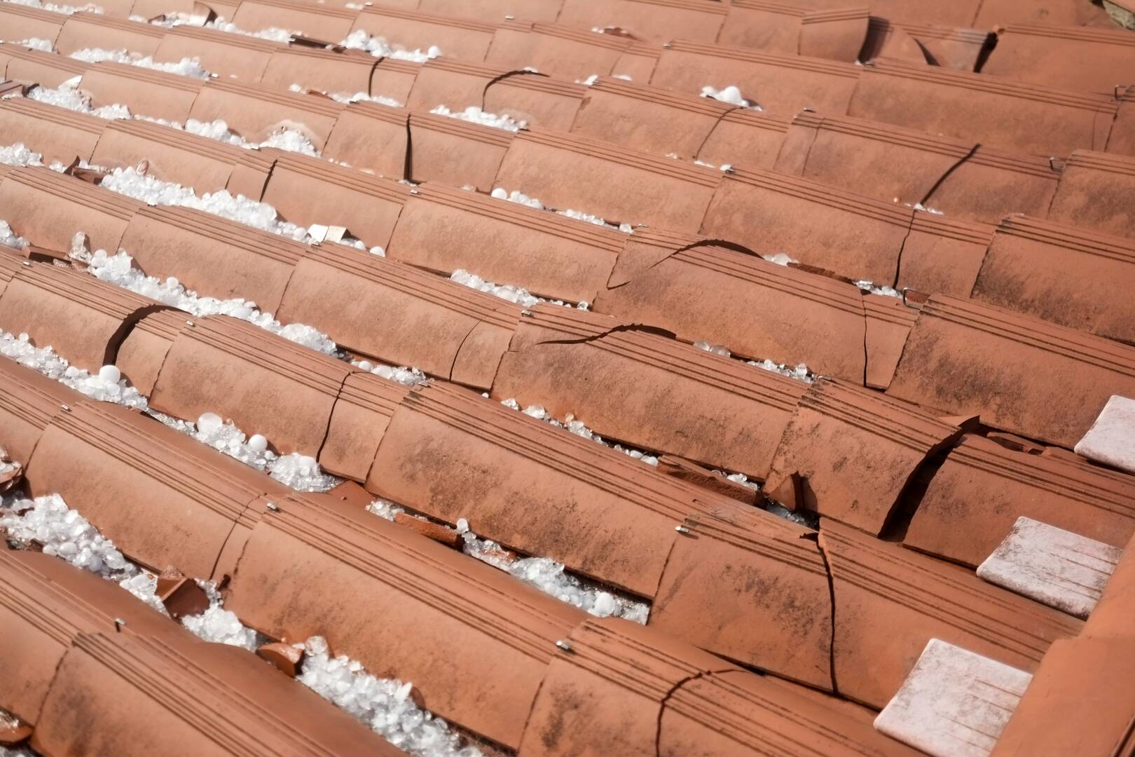 Diamond cut roof restorations logo