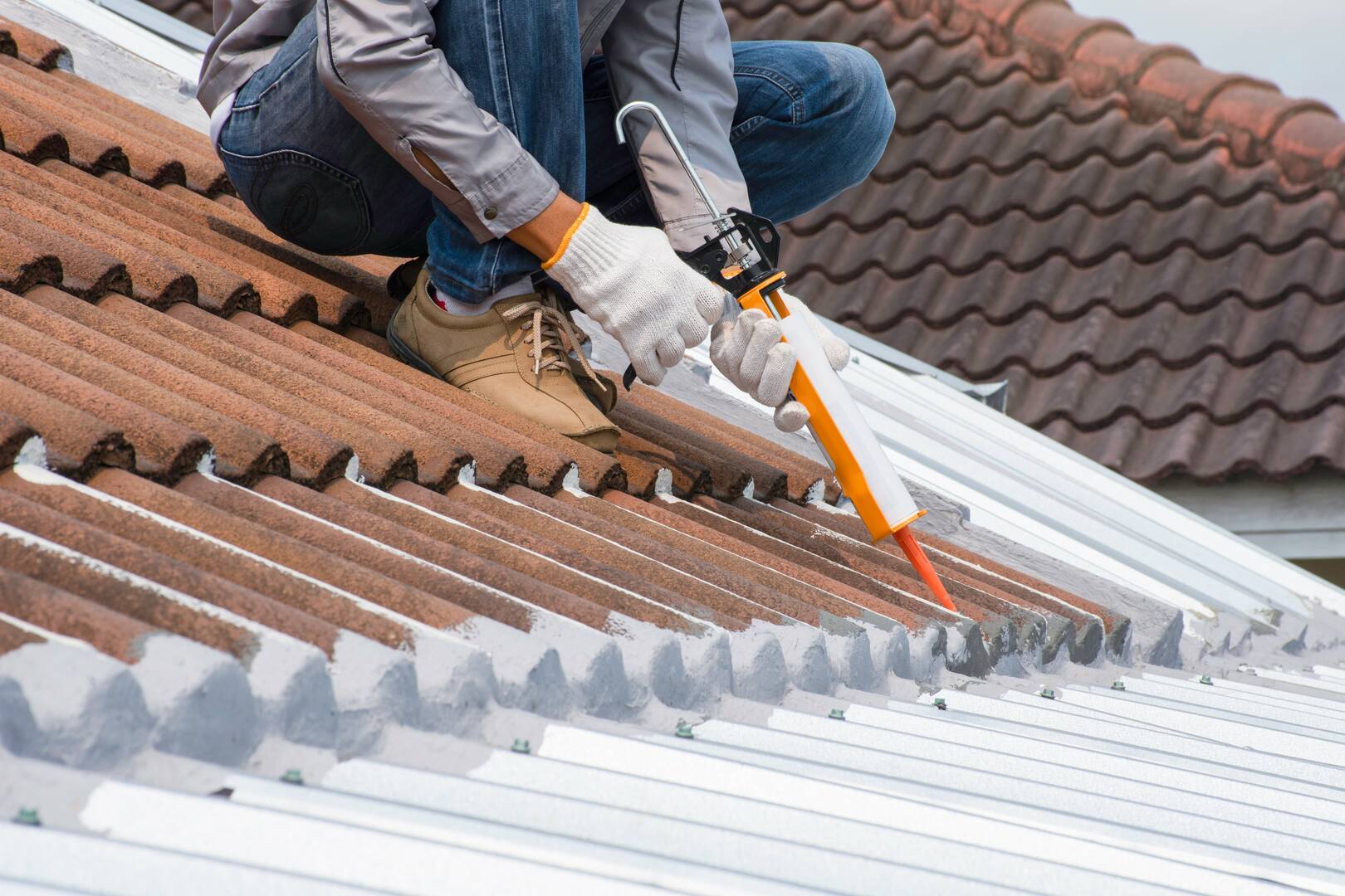 Lovelace Roofing Co logo