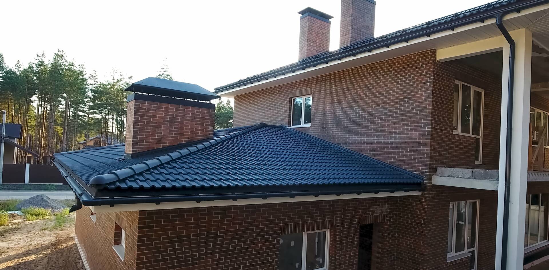 Everlast Roofing and Gutters logo